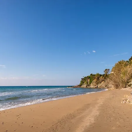 Beachfront Meliti 别墅